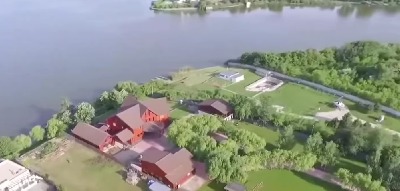 Imagini cu vila din Snagov a Ioanei Băsescu. Are piscină, ponton și garaj privat pentru șalupe