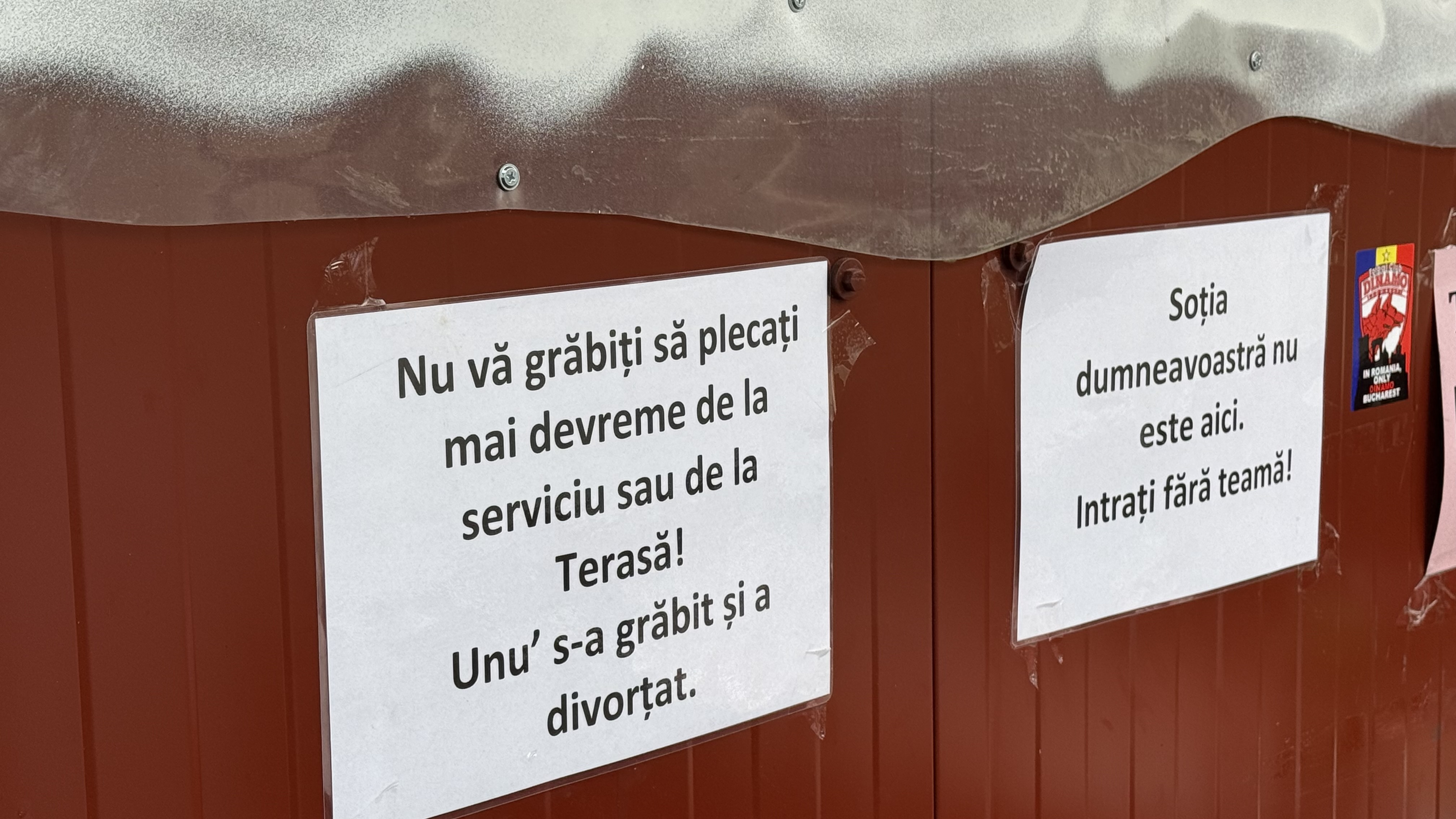 Terasa Obor și-a schimbat locația, dar cozile sunt la fel de mari. Cât costă un mic cu muștar în cea mai cunoscută piață din București