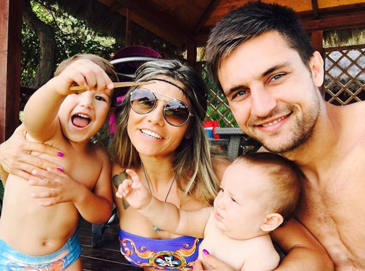 Familia Tătărușanu vă urează Sărbători fericite! Cum arată copiii și soția portarului de la Fiorentina