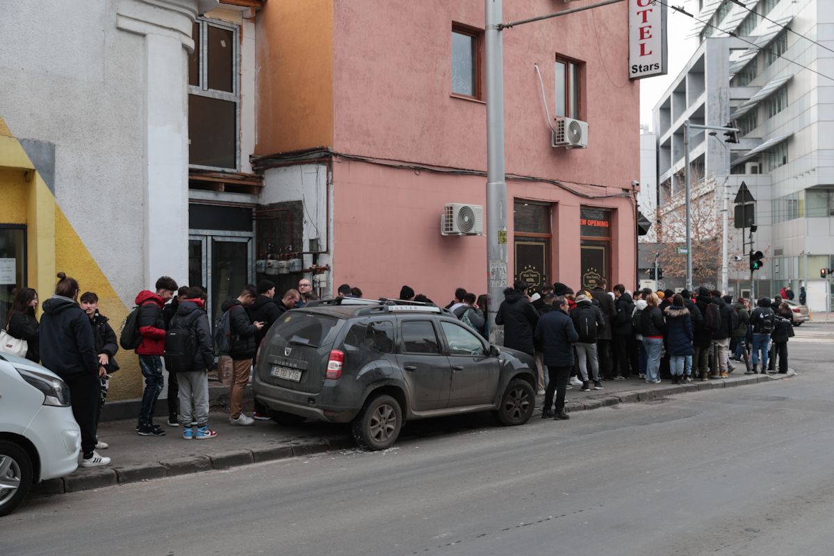 Noi cozi la un fast-food din București, unde Dorian Popa a anunțat că dă șaorma gratis