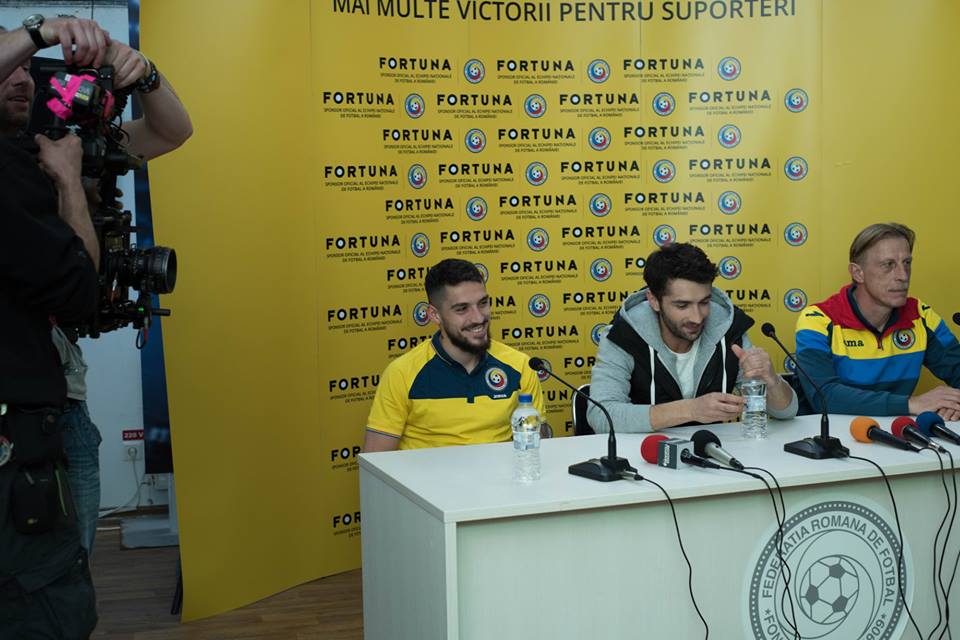 Cum s-a pregătit Daum pentru meciul cu Danemarca! S-a lăsat machiat de sponsor! GALERIE FOTO