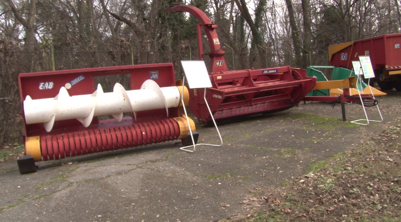 VIDEO/ Invenție românească. Tractorul care omoară buruienile cu apă chioară