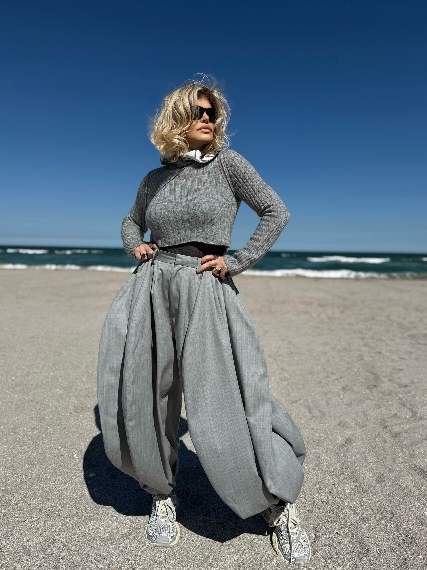 Loredana Groza, în pantaloni-gogoșari la plajă. Apariția cântăreței a fost comentată de fani: „Talentată, sexy și mereu cool”