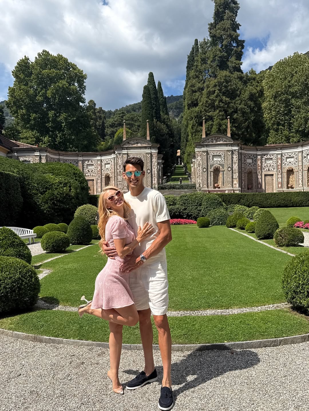 Andreea Bălan, la același restaurant cu George Clooney și Adam Sandler. Artista se află în Italia cu Victor Cornea