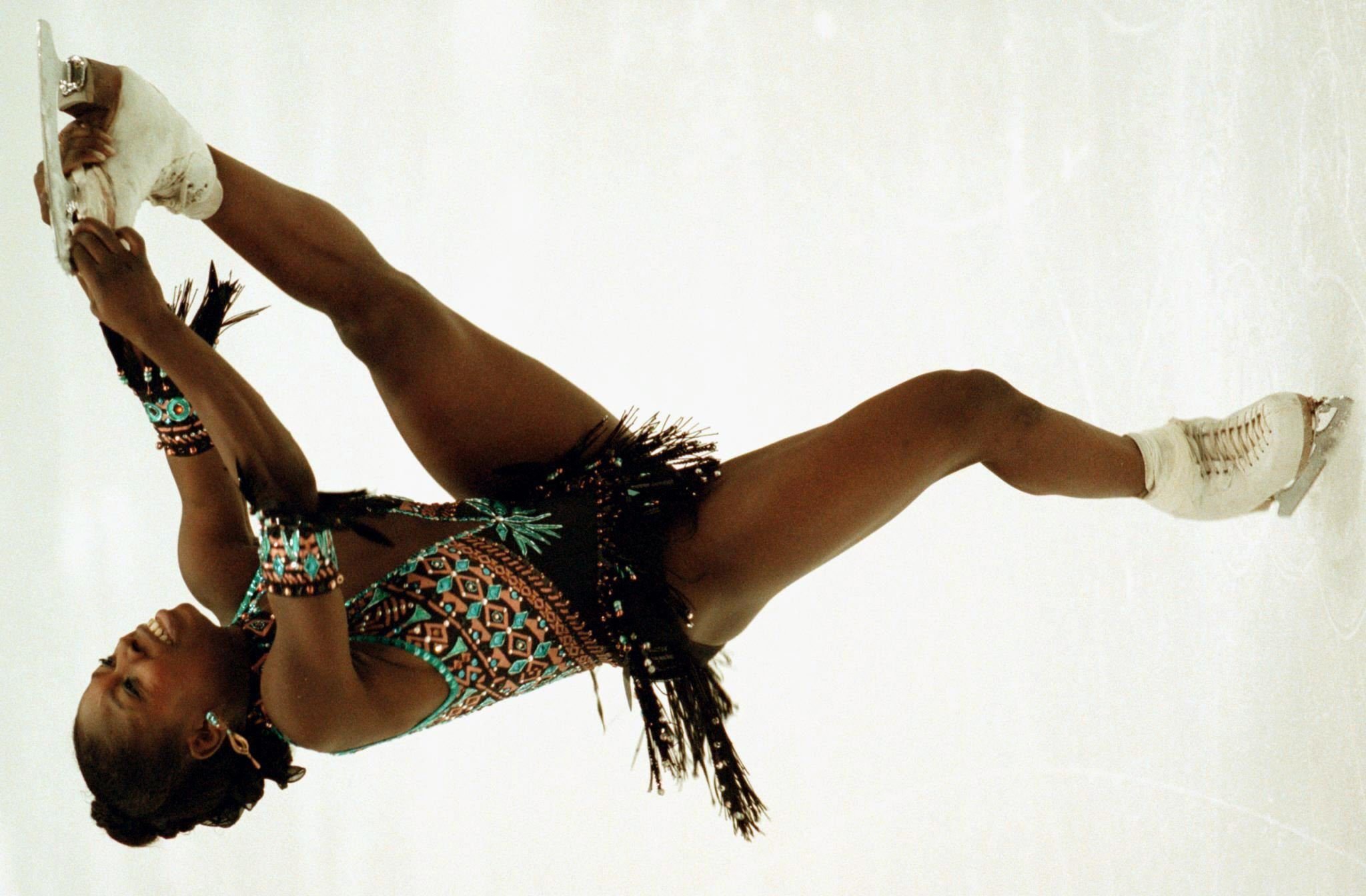 EXCLUSIV / Interviu savuros cu Surya Bonaly, una dintre marile campioane ale patinajului, vegetariană convinsă: ”Cum să mănânc pui, când eu mă jucam cu găina mea în curte? E ca și cum mi-aș mânca prietenii”. Franțuzoaica vine în România pentru ”Dracula pe gheață”