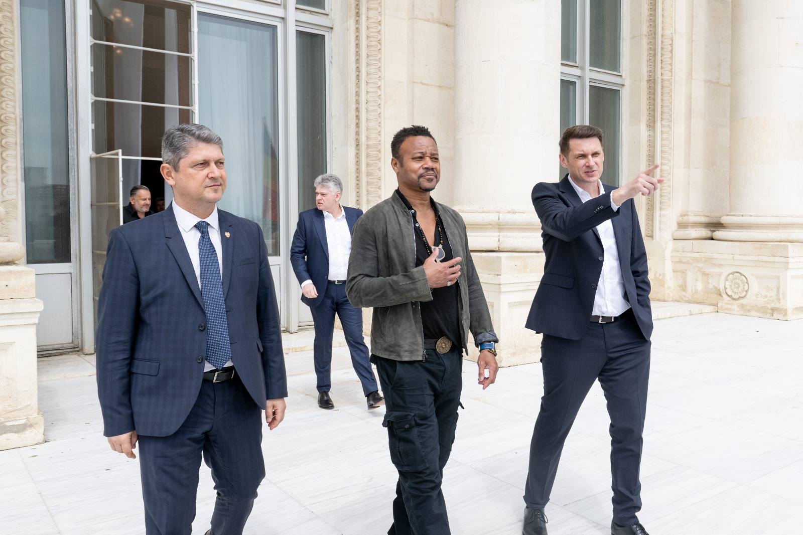 Cuba Gooding jr, vizită în România. Actorul a ajuns pe șantierul clinicii de la Obregia și la Senat