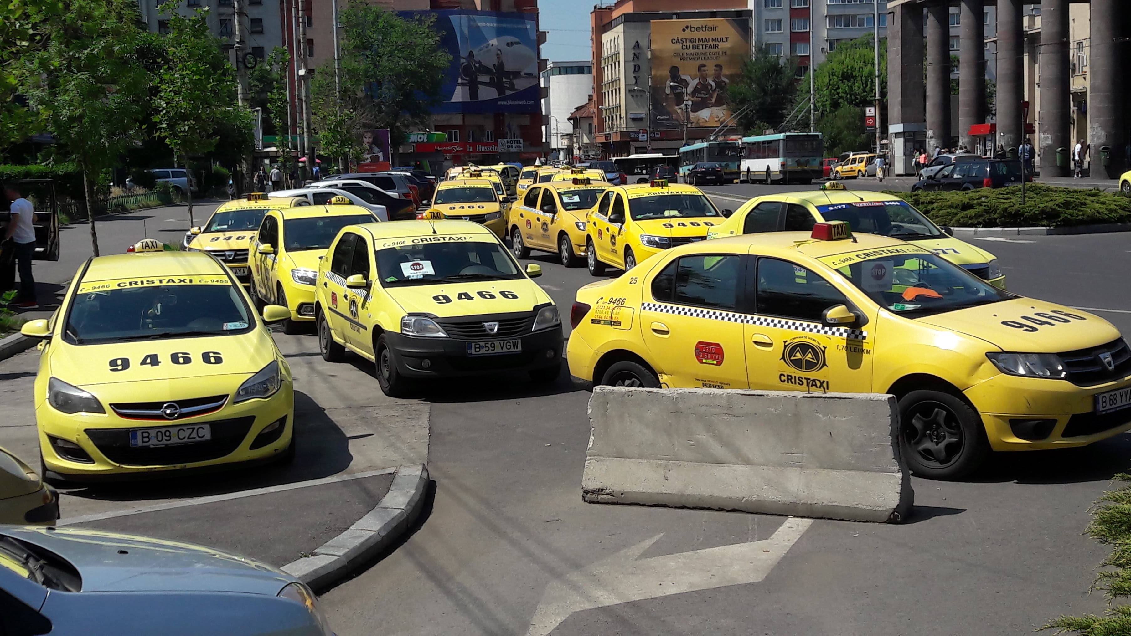 UPDATE. Protest al taximetriştilor în Capitală. Restricţii de trafic în zona Gării de Nord / VIDEO