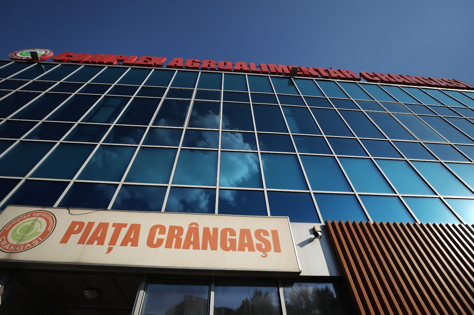 Cât costă să cumperi ingrediente pentru 10 borcane de zacuscă: calculul pentru rețeta tradițională cu vinete, ardei kapia, gogoșari și ceapă
