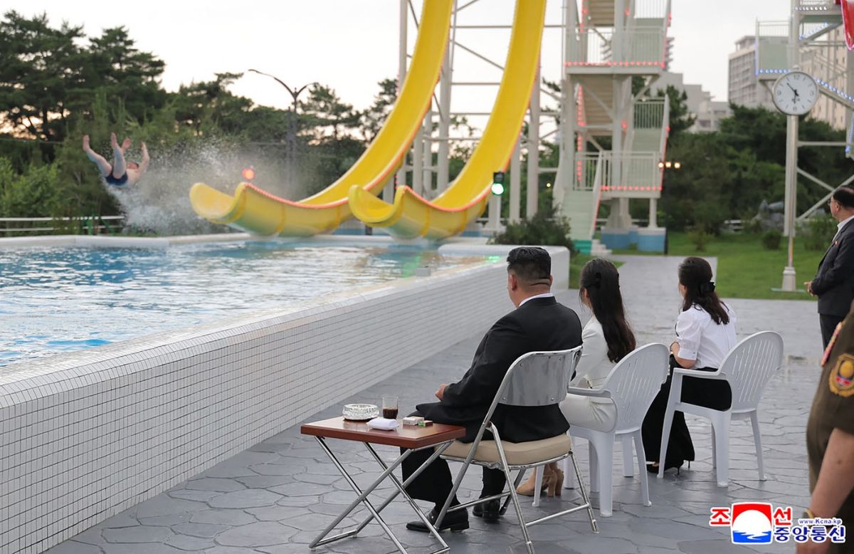 Kim Jong-un a dat rachetele balistice pe tobogane cu apă. Cum a fost fotografiat alături de fiica și soția sa, la inaugurarea unei stațiuni de lux
