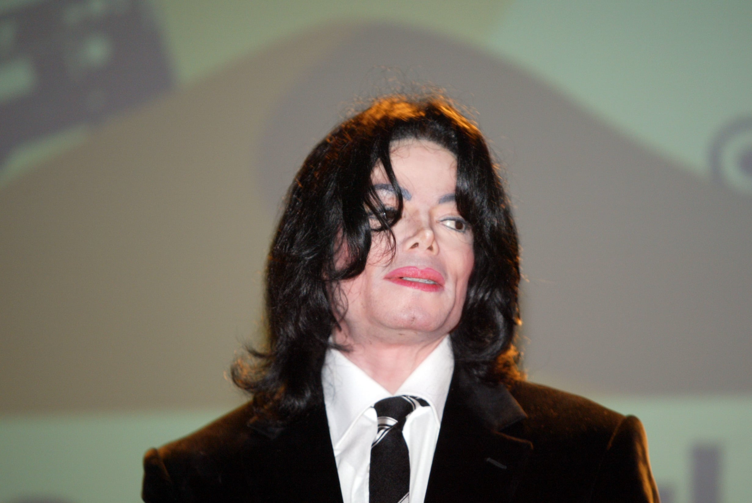 Paris Jackson se dezice de filmul despre tatăl ei: „Știe exact ce a făcut Michael Jackson”. Tânăra ține legătura cu familia unor presupuse victime ale „Regelui Pop”