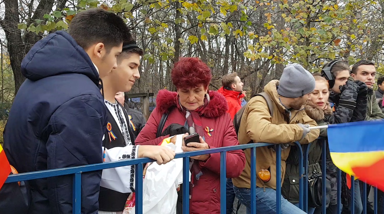 VIDEO/Gânduri de paradă, la defilarea de 1 Decembrie. Românii vor pace, unitate și un loc mai în față