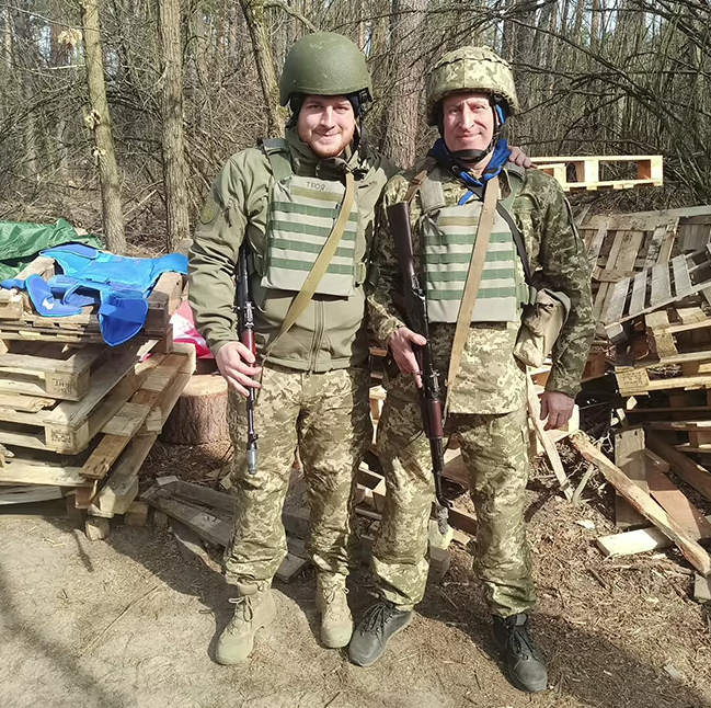 „Un haos”. Un veteran ucrainean care se afla la protezare în străinătate, după ce și-a pierdut picioarele în luptele din Donbas, a primit citație de înrolare