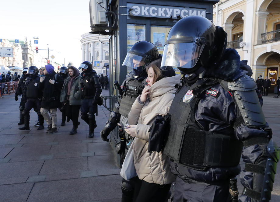 Peste 4.000 de arestări la protestele din Rusia față de invazia lui Putin în Ucraina. „Fără război” au strigat oamenii la Moscova