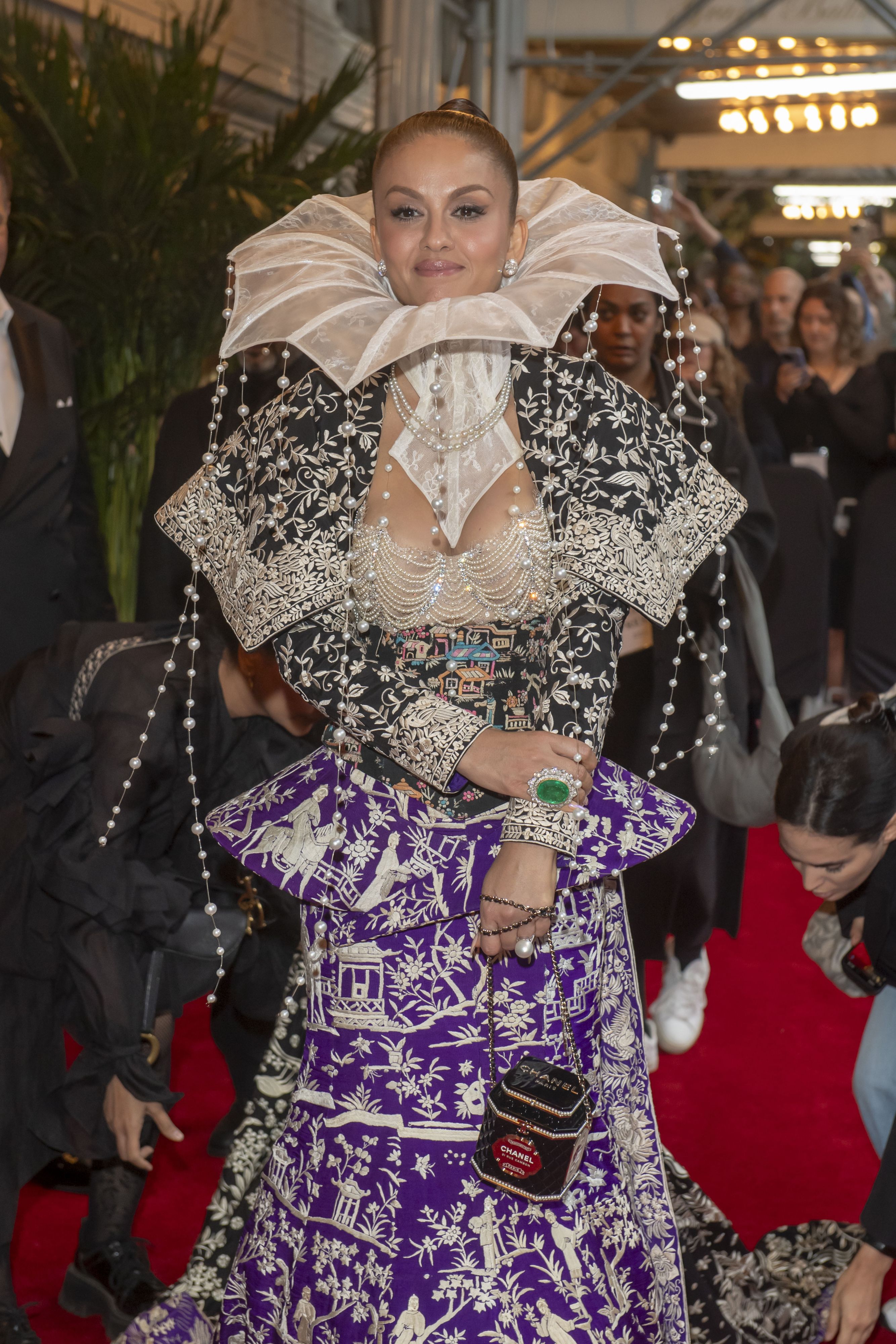 Cum au apărut vedetele la Met Gala 2025. Madonna a defilat cu un trabuc în mână, iar Kim Kardashian a atras toată atenția