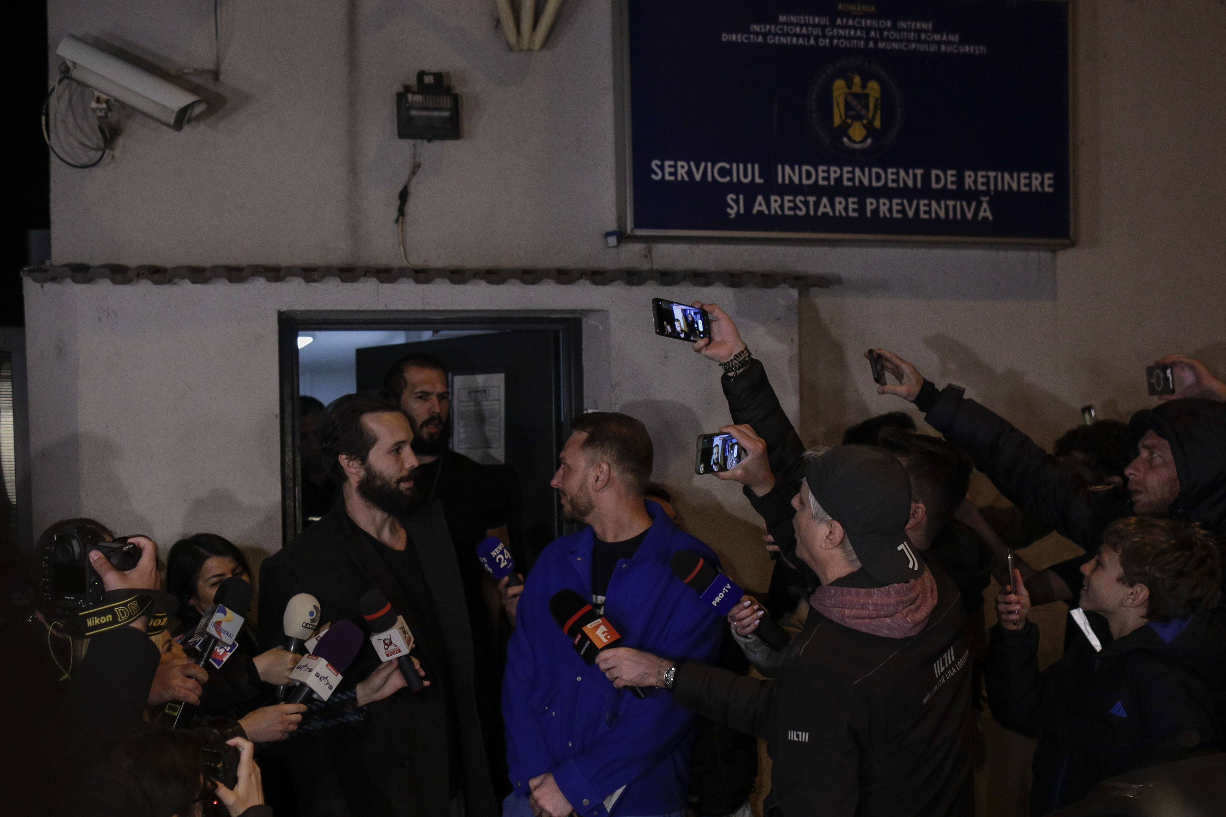Prima reacție a lui Andrew Tate după ce a fost eliberat din arestul preventiv. „Am învins. Fără lacrimi!”