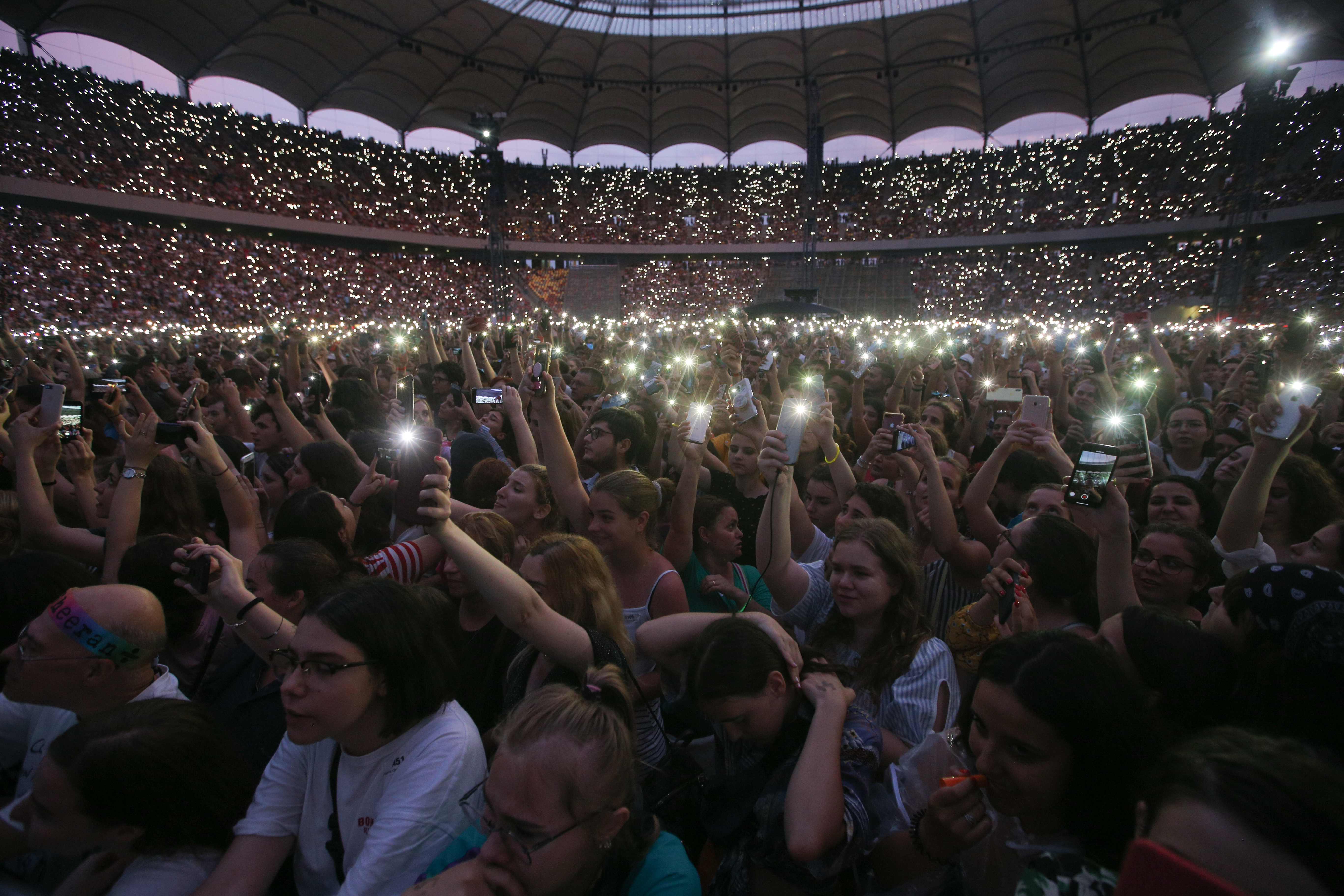 FOTO | La concertul de la Arena Națională, Ed Sheeran a purtat tricoul de 250 de lei al naționalei de fotbal a României