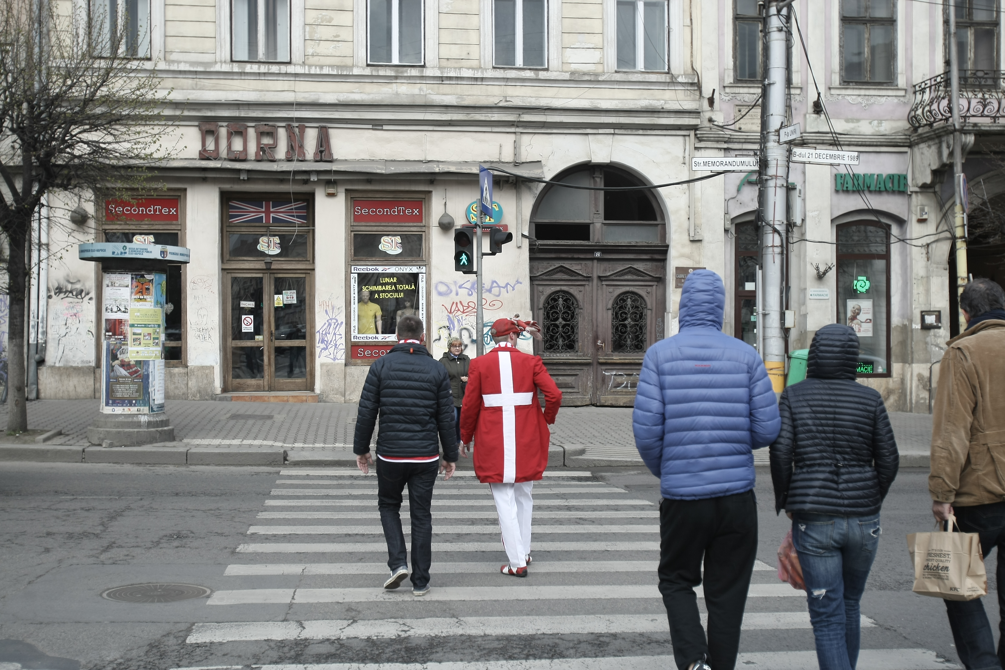 Suporterii danezilor s-au plimbat prin lapoviță și ninsoare prin centrul Clujului! Balint și Stelea s-au intersectat cu ei | FOTO & VIDEO