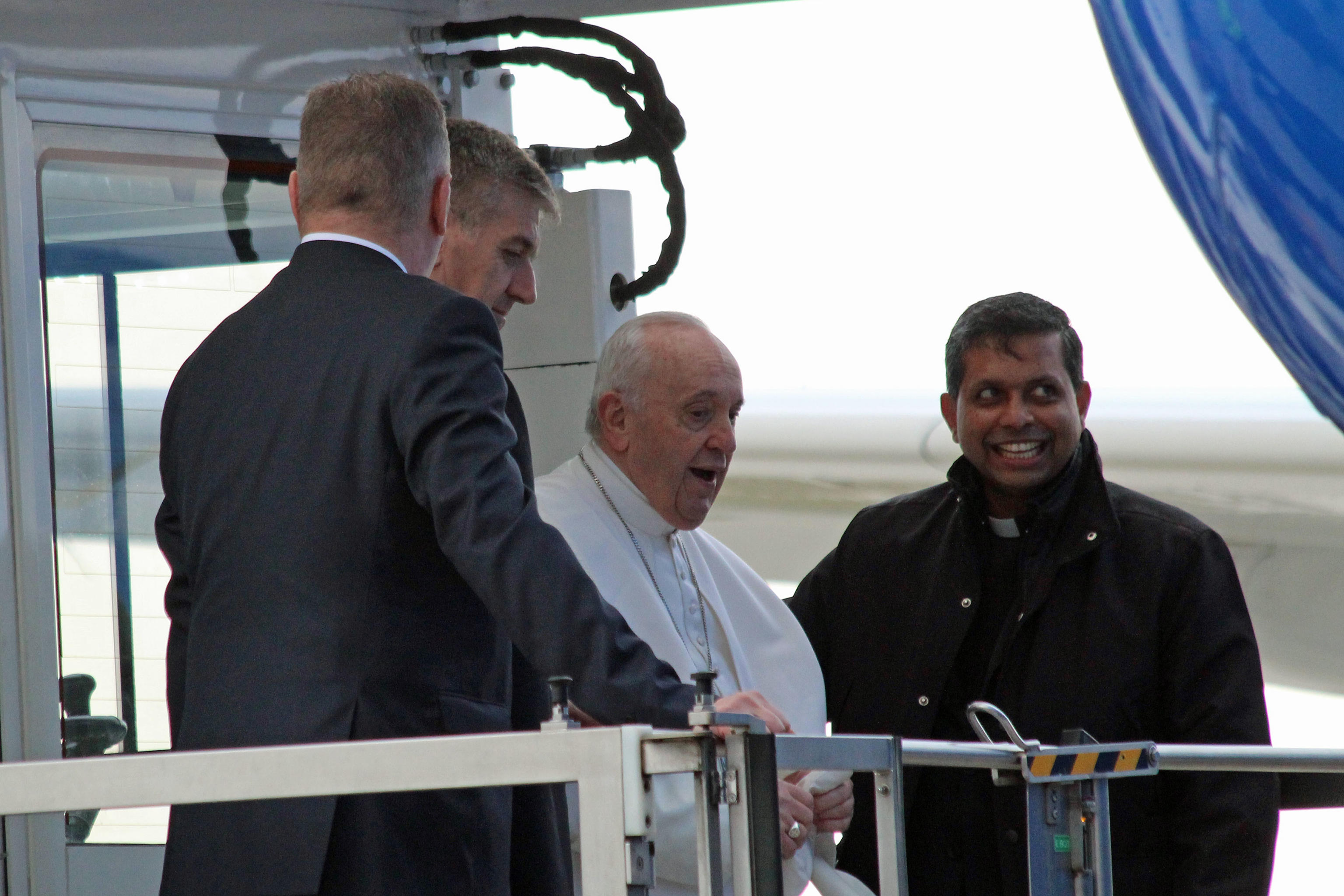 Pentru prima oară, Papa Francisc a folosit un lift pentru a urca într-un avion. Explicația Vaticanului