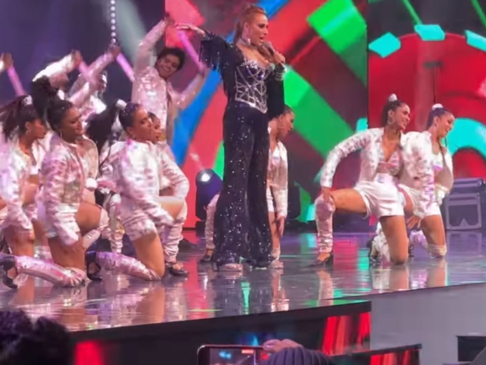Iulia Vântur, dans în fața lui Salman Khan. Românca a susținut un spectacol la Premiile Academiei Naționale de Film Indian