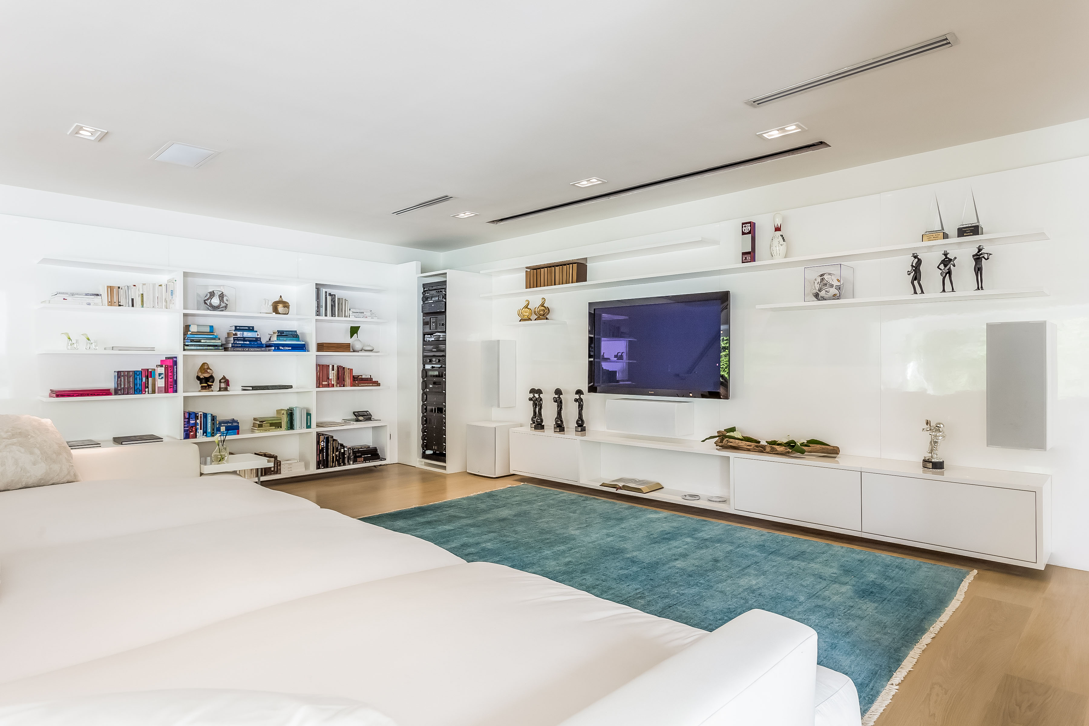 GALERIE FOTO/ Shakira și-a scos casa din Miami Beach la vânzare. Suma fabuloasă pe care o cere