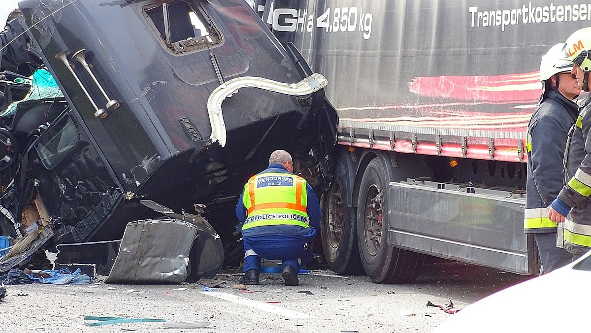 Șofer român de TIR ucis de stâlpii uriași de beton pe care-i transporta și care au smuls cabina de pe șasiu, pe o autostradă din Ungaria