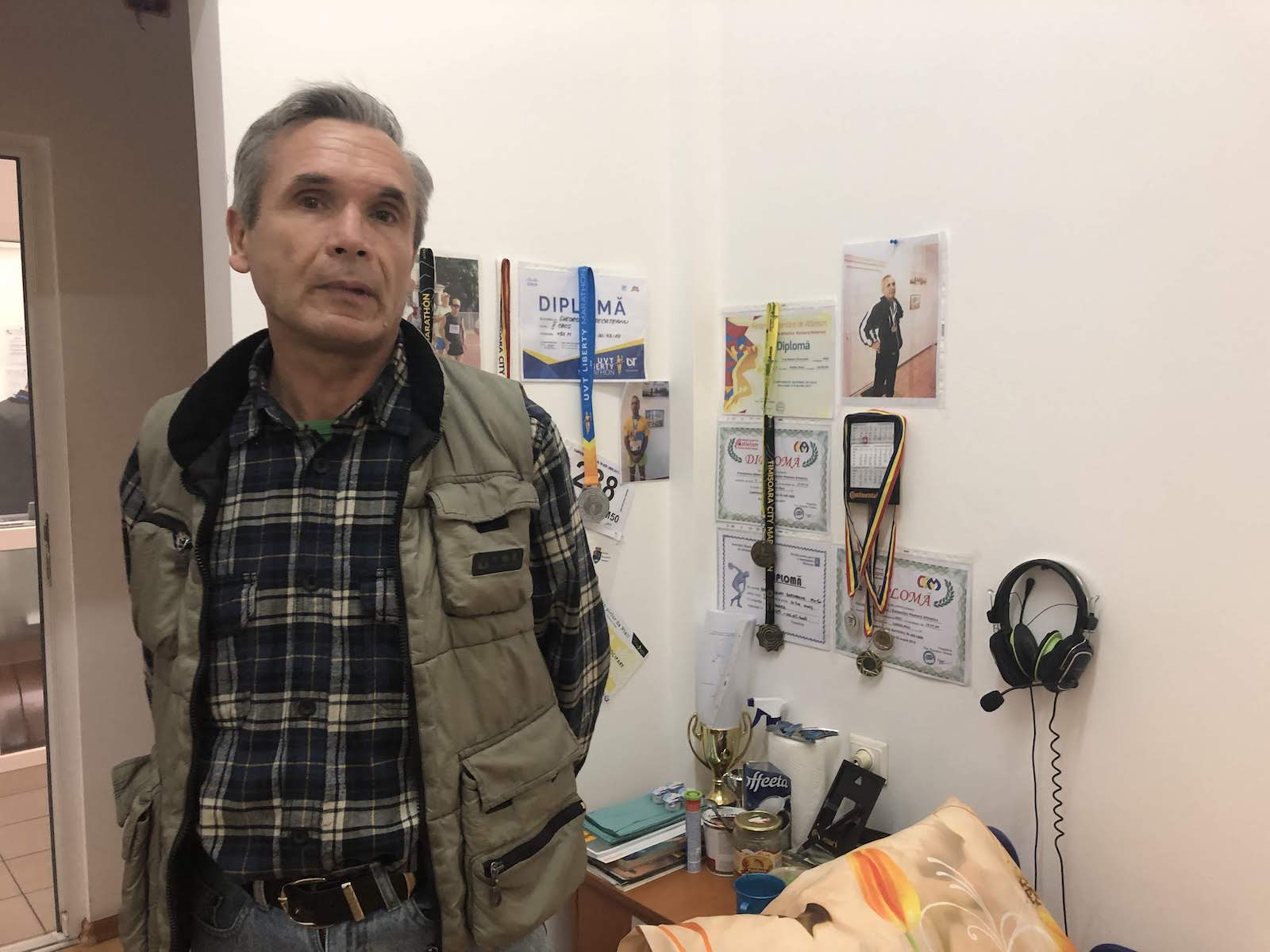 FOTO/ Petrece sărbătorile într-un centru social. Campionul la atletism Gheorghe Frecățeanu a pierdut tot