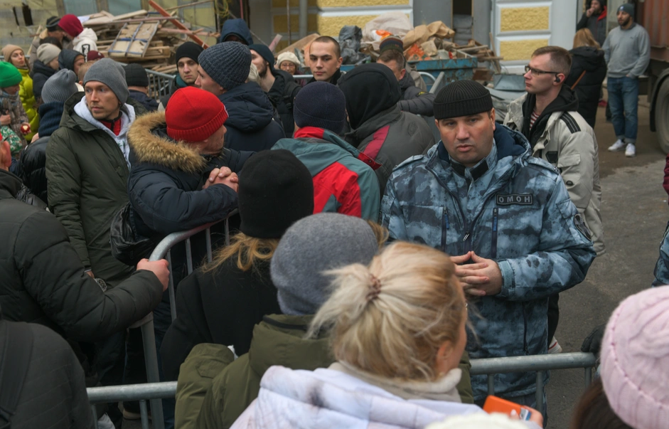 „Am stat 59 de ore la coadă. Puteai să mergi la toaletă doar însoțit de un polițist”. Rușii s-au călcat în picioare pentru bilete la „Spărgătorul de nuci”