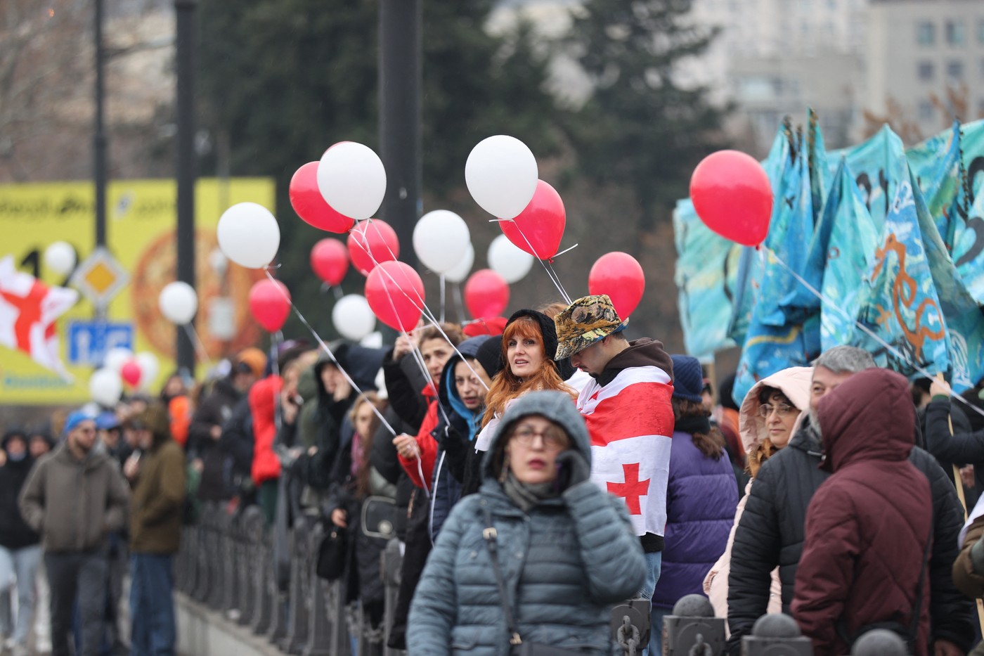 Mii de oameni au protestat în Georgia formând un lanț uman, la o lună după ce guvernul a amânat negocierile pentru aderarea la UE 