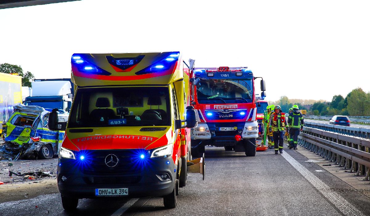 Doi ofițeri erau în mașina de poliție făcută praf de un șofer de TIR care conducea doar capul tractor, pe o autostradă din Germania