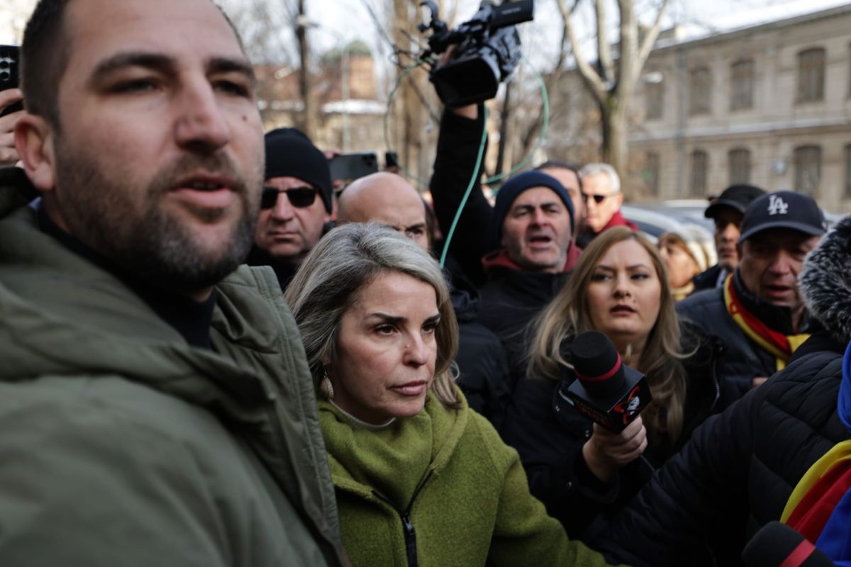 Unul dintre bodyguarzii Cristelei Georgescu a venit la protest cu o armă de foc neletală, pe care nu avea dreptul să o poarte la adunări publice