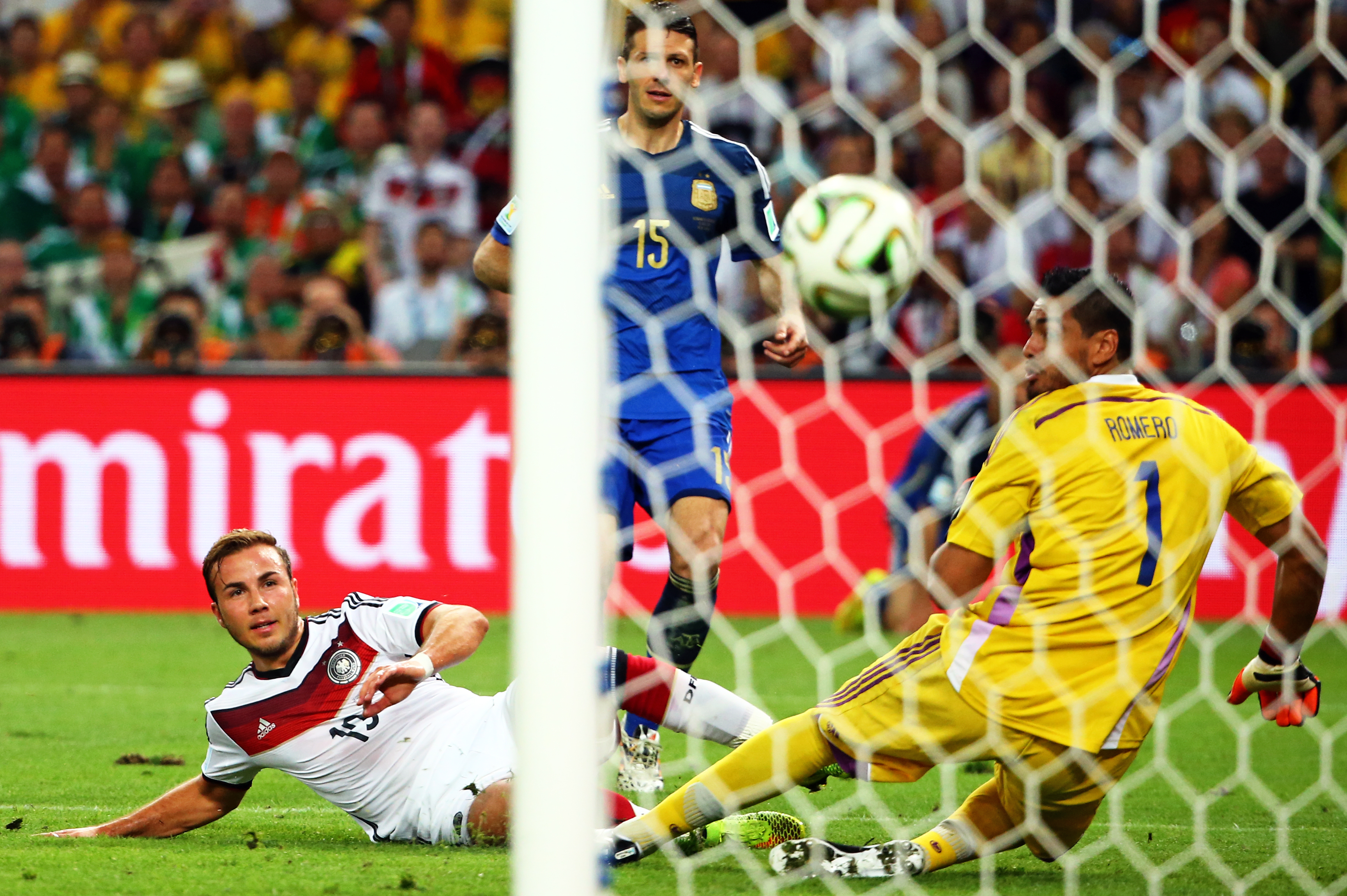 Cum îl încinge iubita supersexy pe campionul mondial Mario Götze / VIDEO