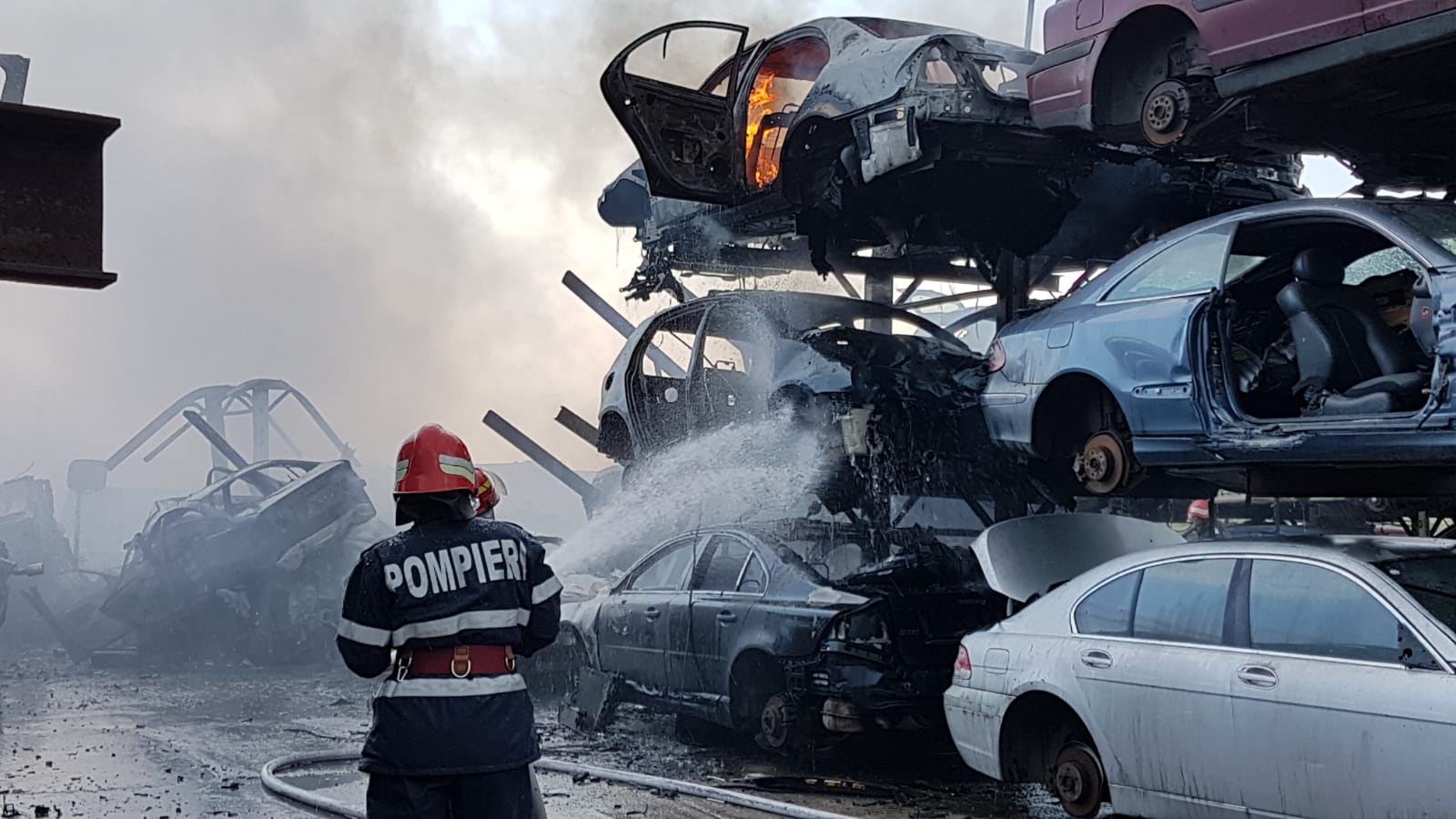 UPDATE/ Incendiu puternic într-un parc auto din Agigea. Focul ar fi pornit de la o rulotă/ VIDEO&FOTO