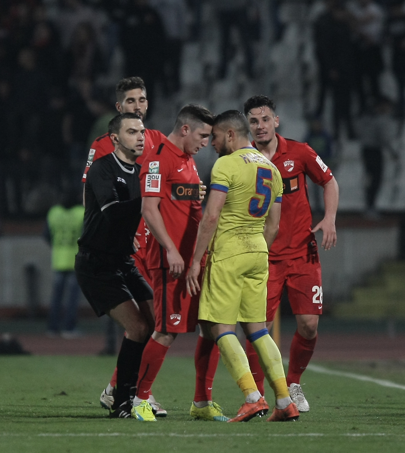 Tensiuni la Steaua. Campionii se critică între ei, după ce au scăpat victoria în finalul derby-ului cu Dinamo: ”Retragere inexplicabilă în repriza a doua. Bicfalvi a egalat, după o greșeală a lui Papp” / FOTO&VIDEO