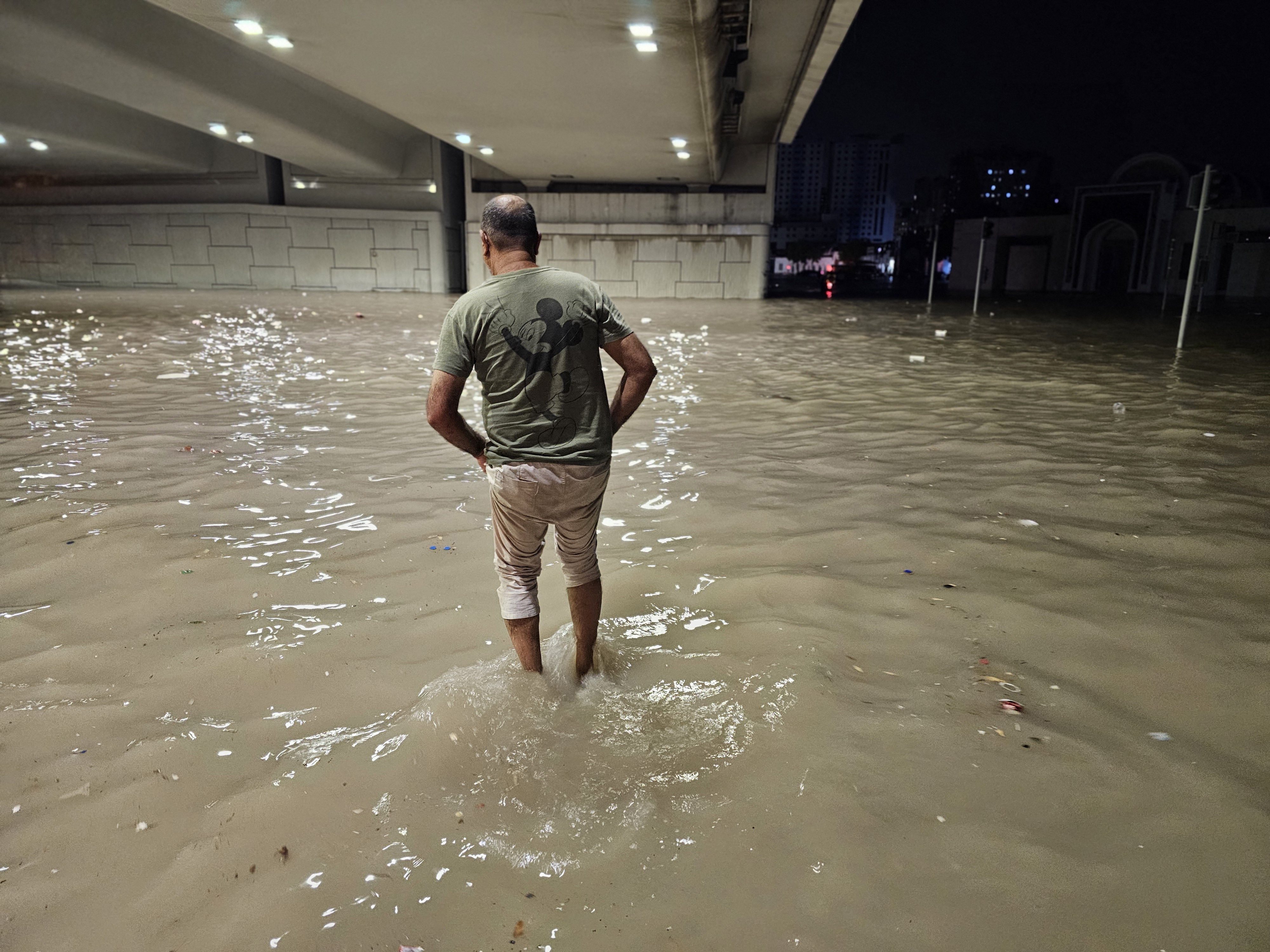 Emiratele Arabe Unite, lovite de cele mai abundente precipitații din ultimii 75 de ani. Români blocați pe aeroportul din Dubai