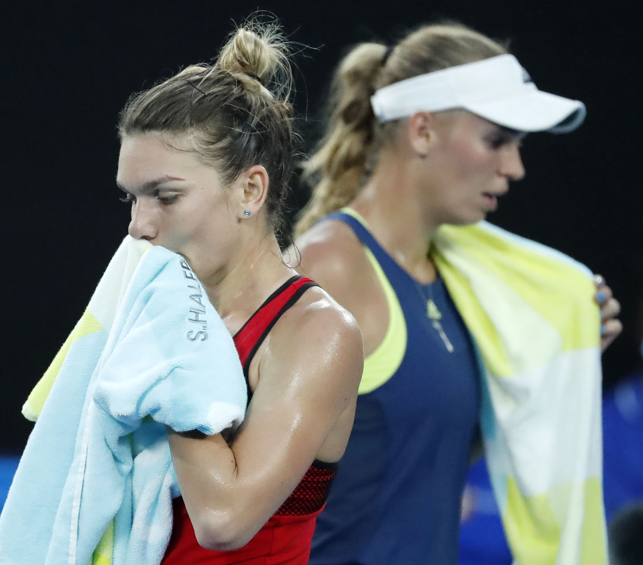 Imaginile finalei Halep - Wozniacki. Românii fac show pe Rod Laver Arena, din Melbourne. S-au speriat când a acuzat probleme fizice: ”Simo de oțel”” / FOTO