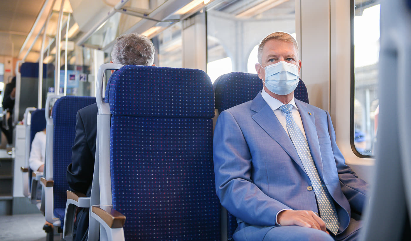 Klaus Iohannis a testat trenul care leagă Aeroportul Otopeni de Bucureşti: Este singura linie nouă construită în ultimii 36 de ani