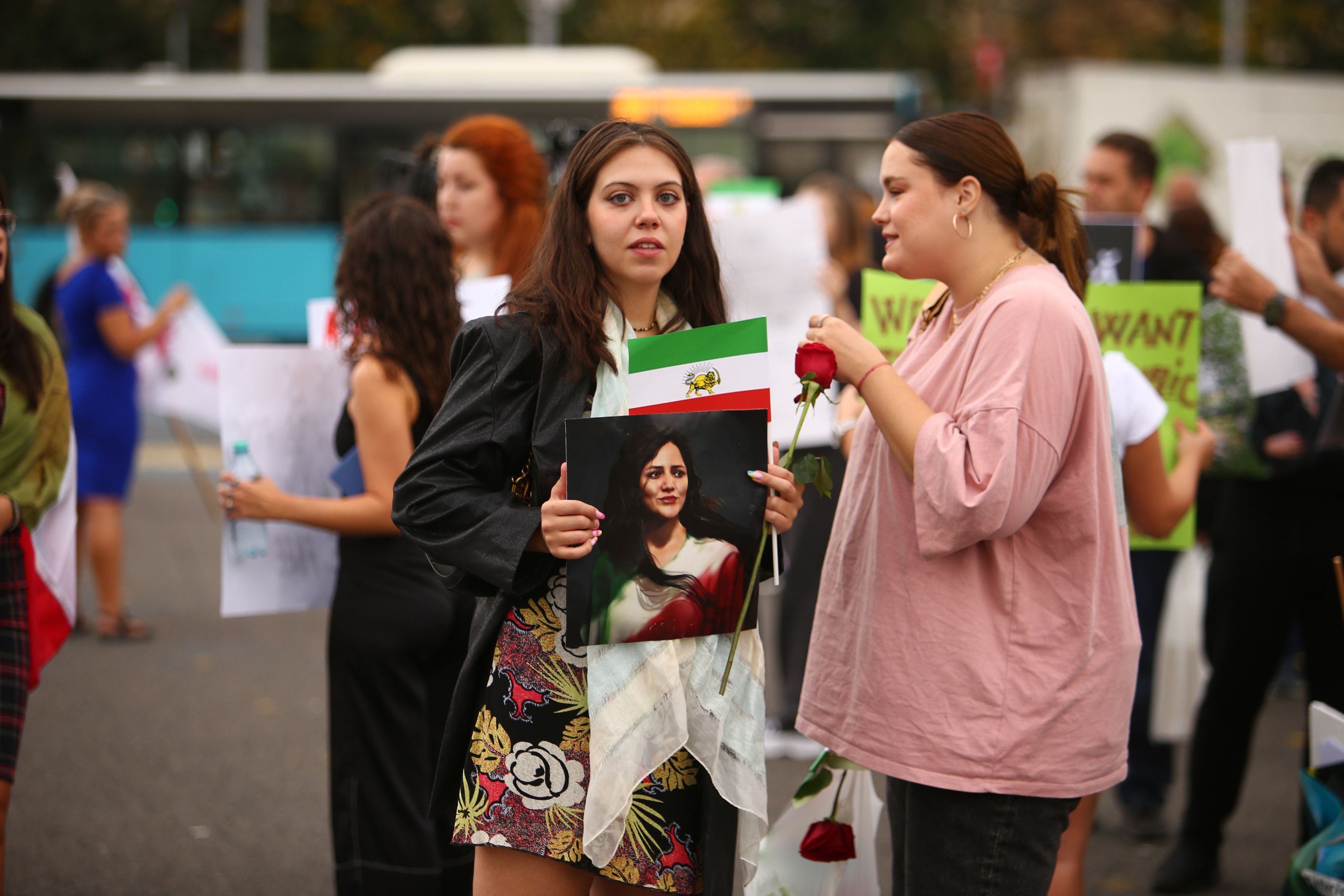 Protest de solidaritate cu femeile din Iran, în Bucureşti: „Mahsa Amini, moartea ta nu trebuie uitată!"