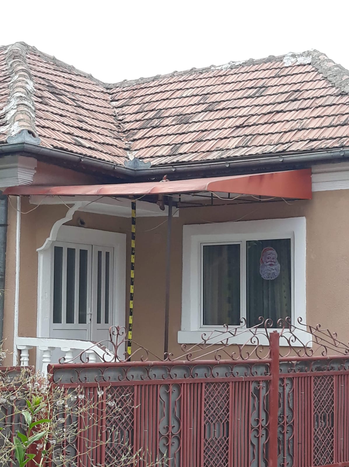 Ce a găsit o fată de 12 ani pe acoperișul unei case din Craiova. O bucată dintr-un picior de om atârna pe copertină/ GALERIE FOTO