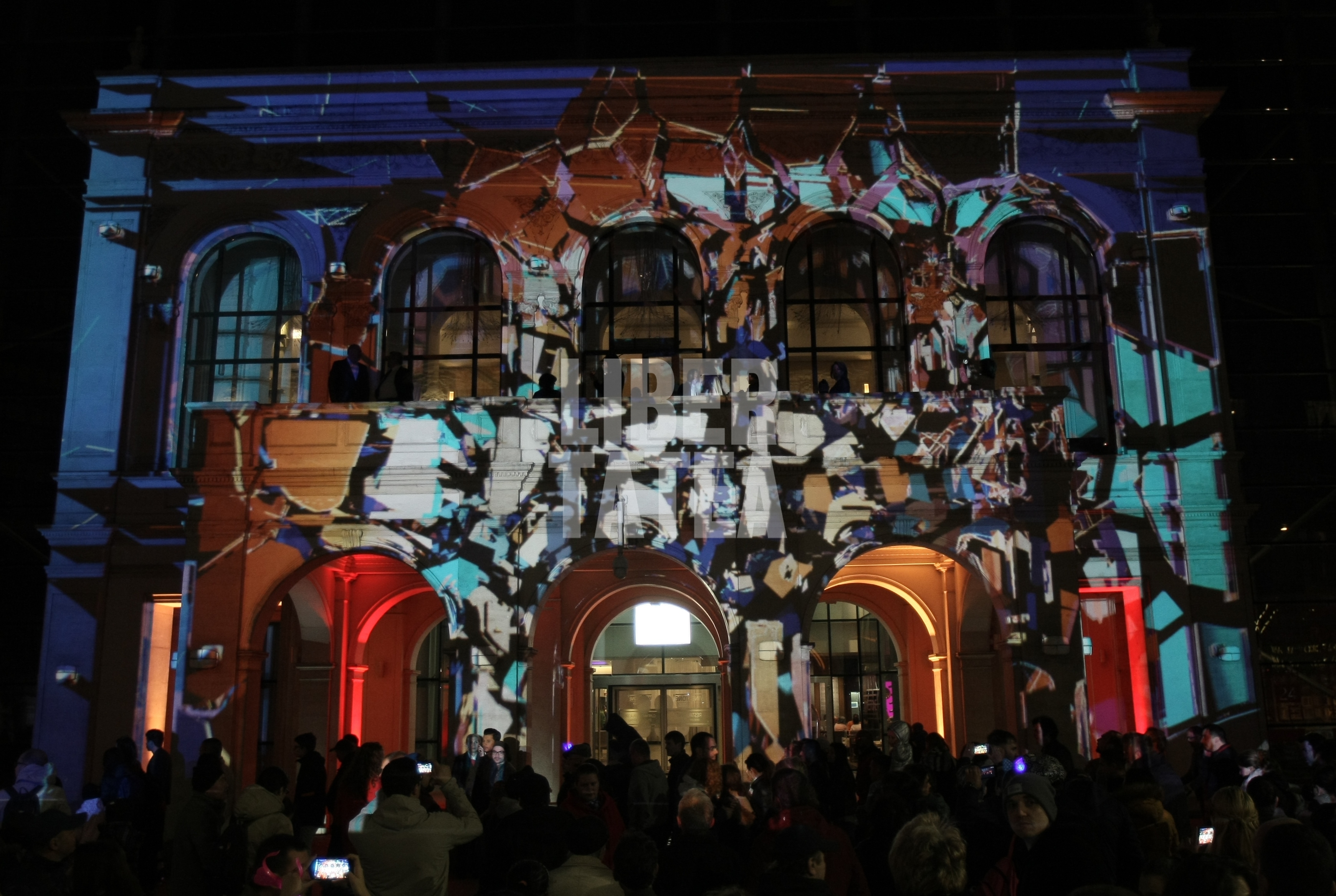 Spotlight 2017. Mii de oameni, fascinați de spectacolul de lumini și sunet din centrul Bucureștiului