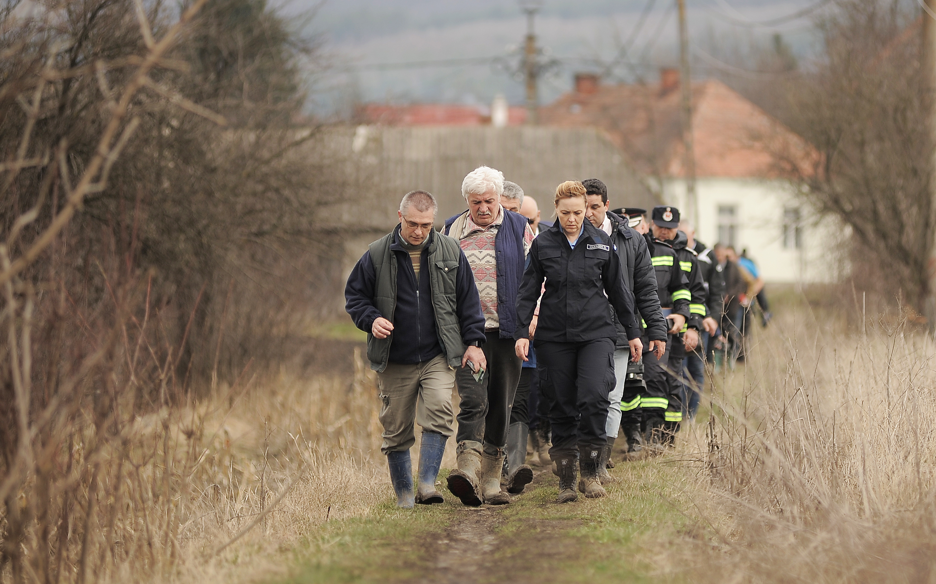 REPORTAJ: Ziua Maghiarilor, cu ghetele-n noroi, la Căpeni: "N-am mai ajuns să punem flori la monument. E înghiţit de apă“/FOTO