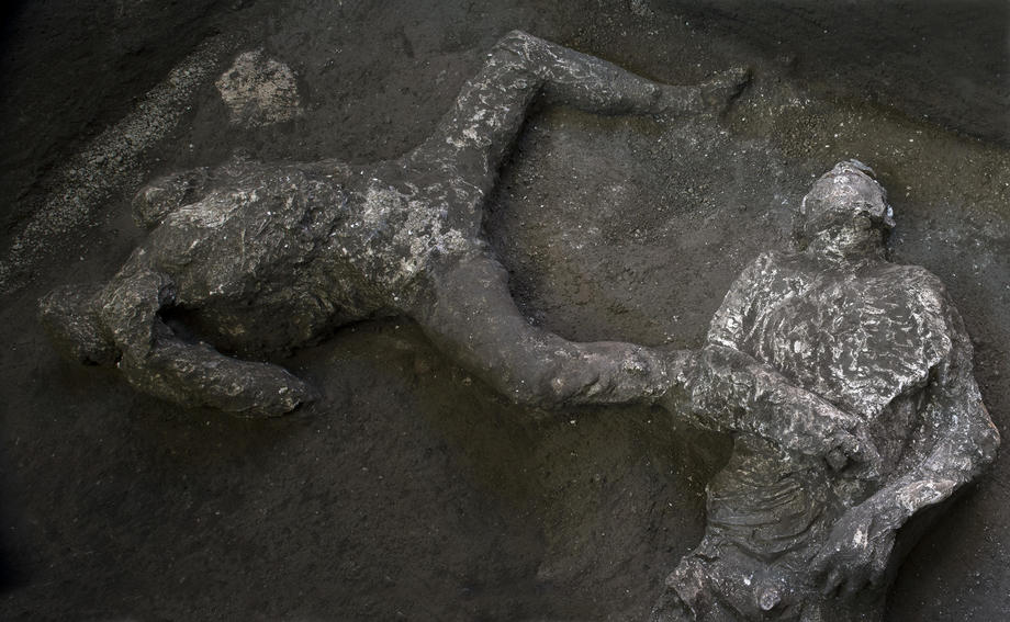 Rămășițele foarte bine conservate a doi bărbați uciși în erupția vulcanică de la Pompeii, descoperite de arheologi