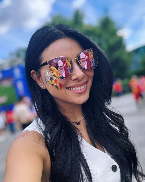 EURO 2024. Cum au apărut Andreea Esca și Corina Caragea la meciul România - Belgia. Prezentatoarele au sărit și scandat cu suporterii