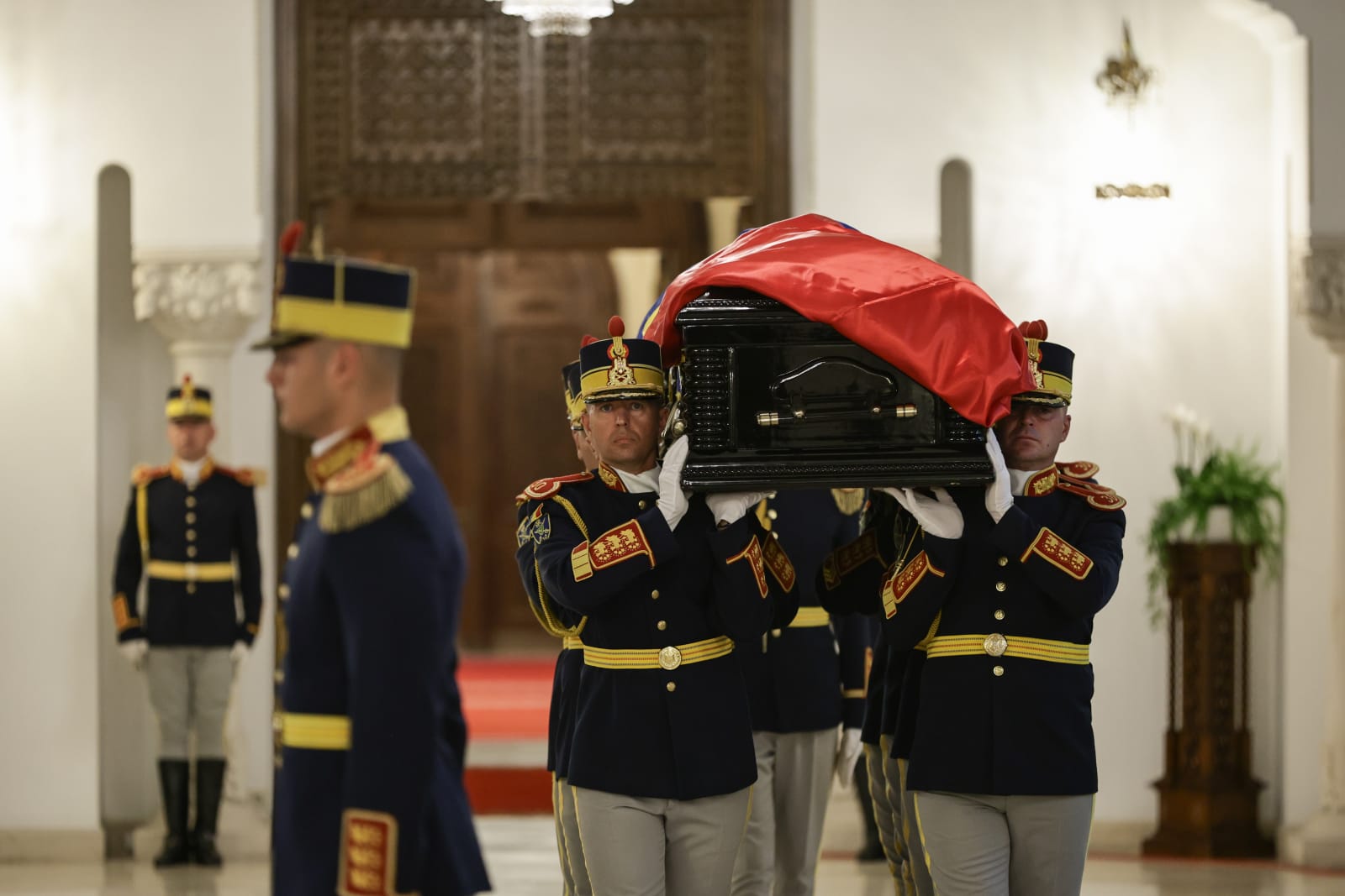 Funeralii de stat pentru Ion Iliescu. Ultimele omagii aduse în fața sicriului fostului președinte, în Sala Unirii, la Palatul Cotroceni