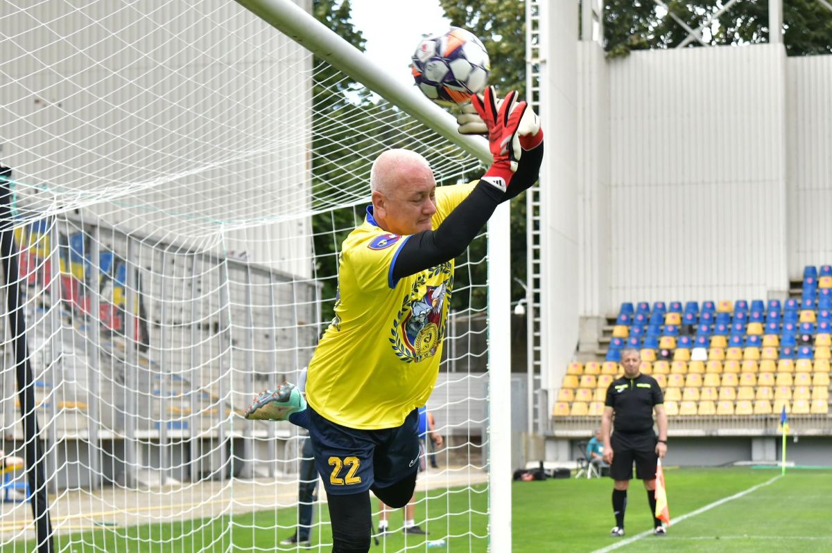 Petrolul și Rapid au încins la Ploiești un meci demonstrativ, reeditare a finalei Cupei României din 1995. Show Budescu, la petrecere