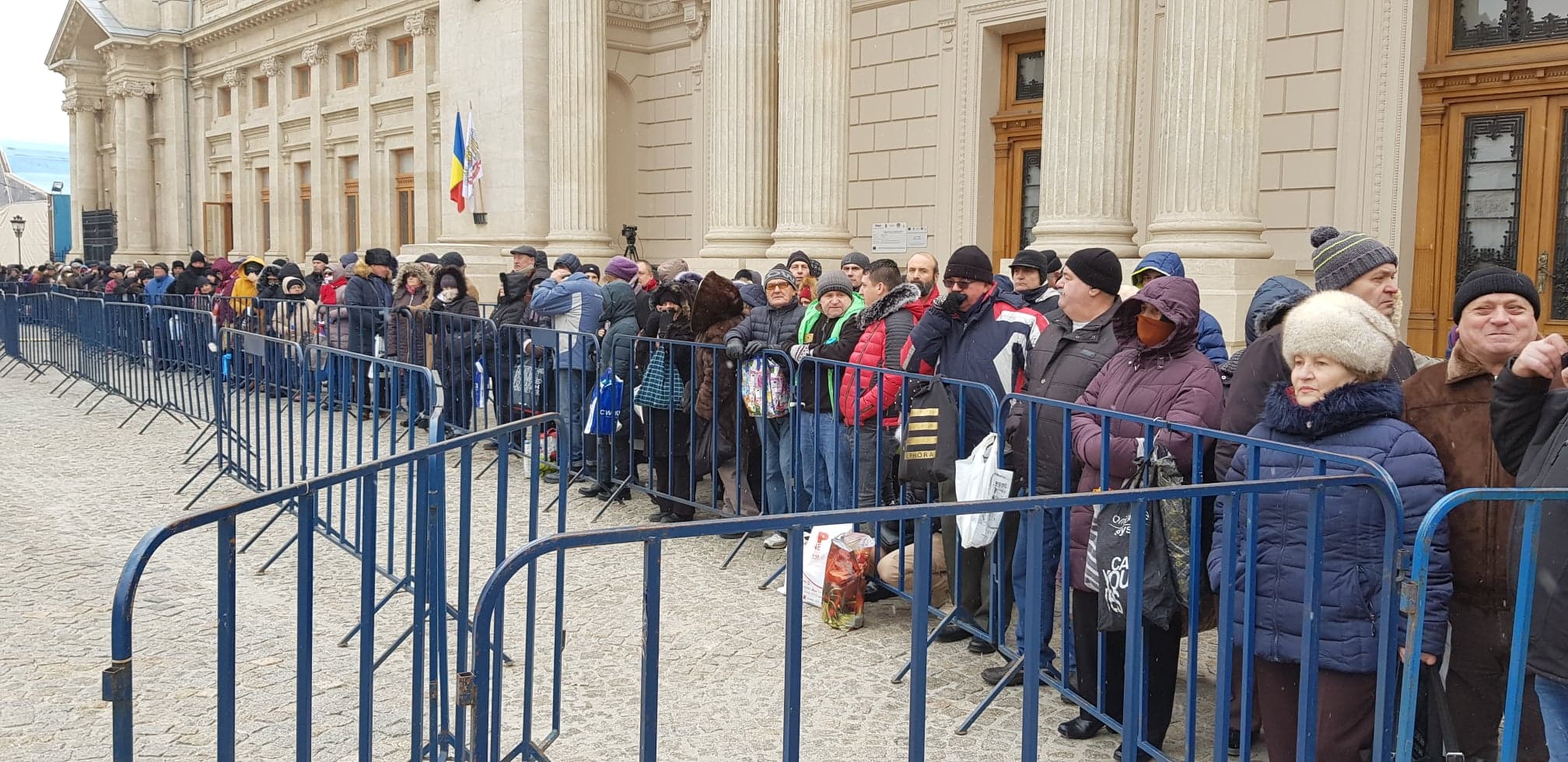 Slujba de Bobotează de la Patriarhie, oficiată de Patriarhul Daniel. Sute de oameni au stat la coadă pentru agheasmă / GALERIE FOTO