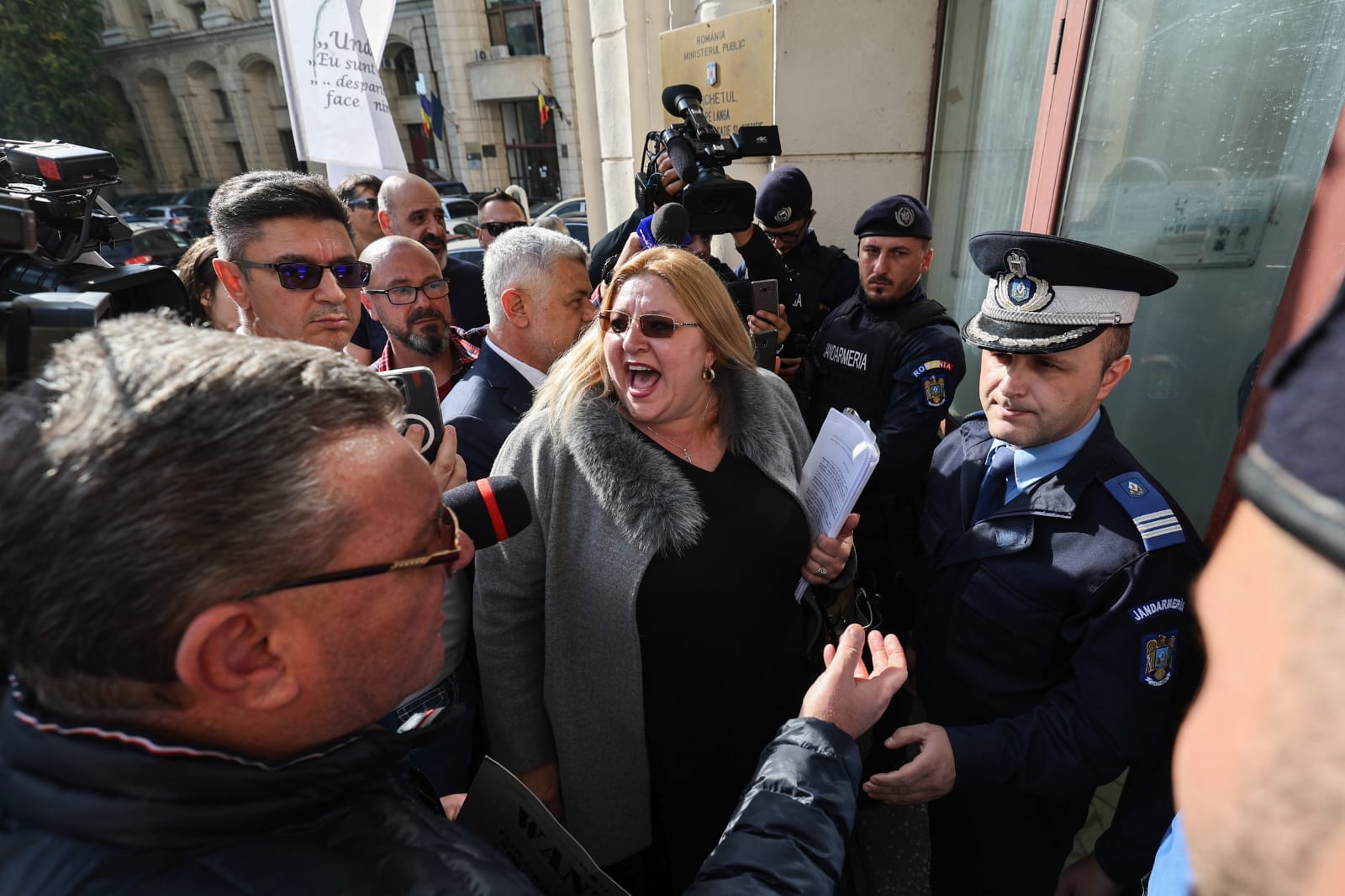 Diana Șoșoacă n-a fost lăsată să intre în Parchetul General, ca să depună plângere împotriva judecătorilor CCR