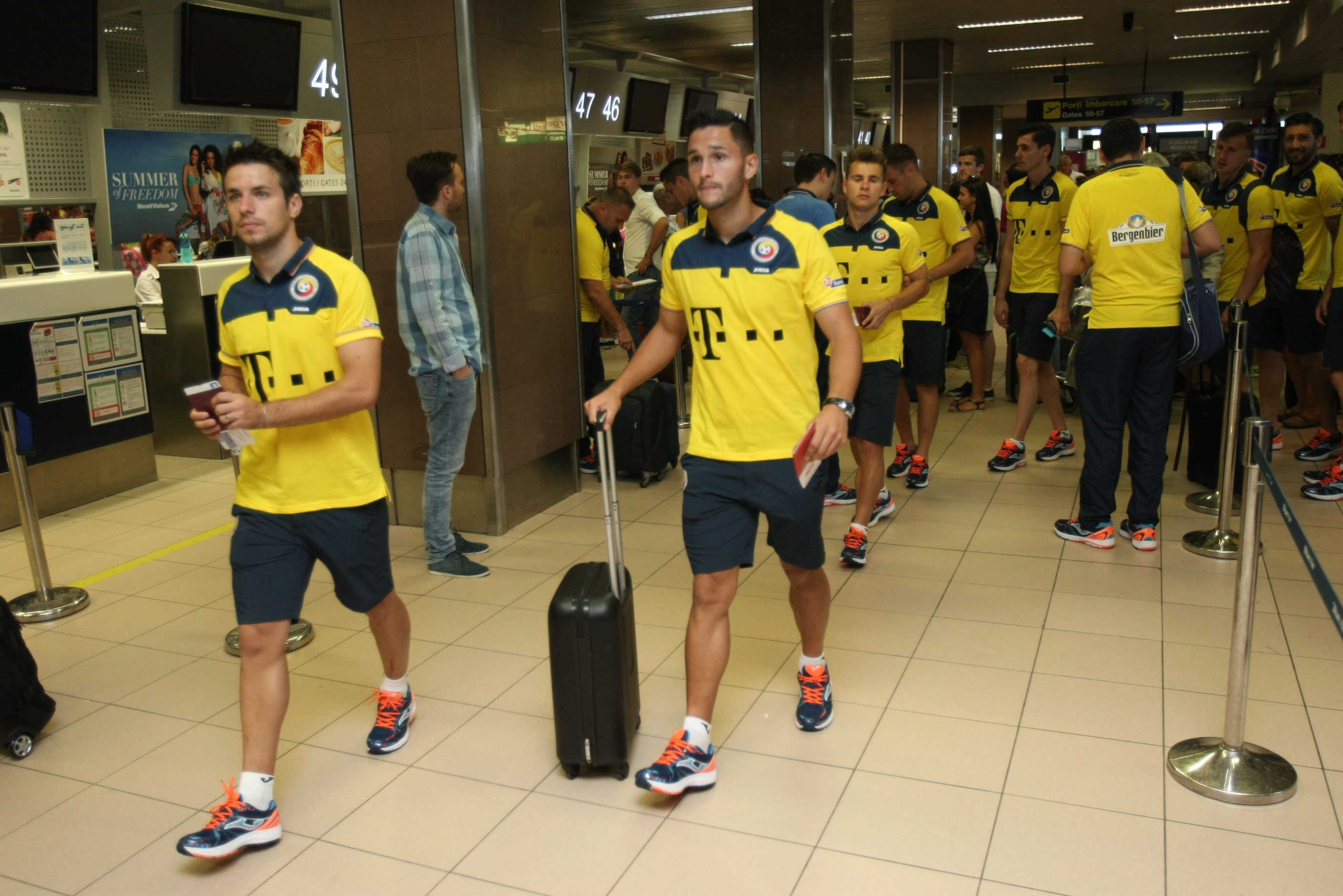 PRELIMINARIILE EURO 2016, UNGARIA - ROMÂNIA (vineri, ora 21.45, TVR 1) / Selecționerul Anghel Iordănescu a renunțat la supersitiții și ^a lăsat femei în avionul care i-a transportat pe tricolori la Budapesta, pentru mare meci cu rivalii istorici / GALERIE FOTO