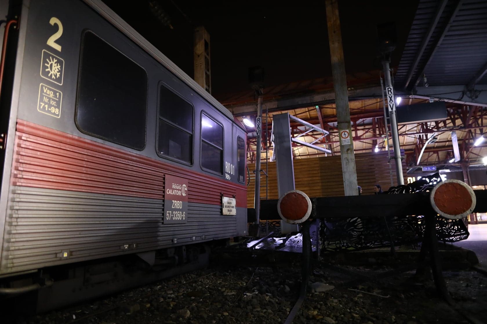 FOTO | Incident grav în Gara de Nord! Un tren nu a frânat la timp și aproape a intrat pe peronul central