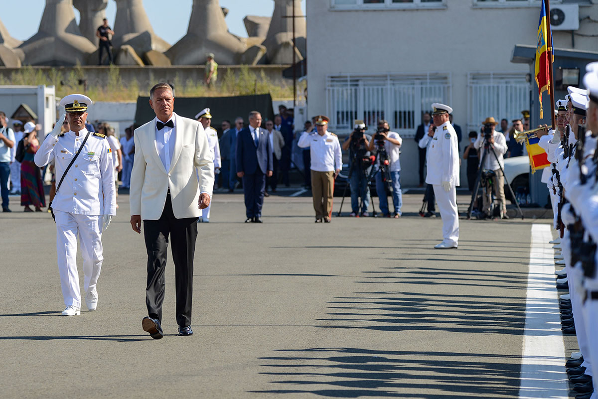 Klaus Iohannis, în smoking și cu papion, la Ziua Marinei, unde a făcut un nou apel pentru vaccinarea anti-COVID