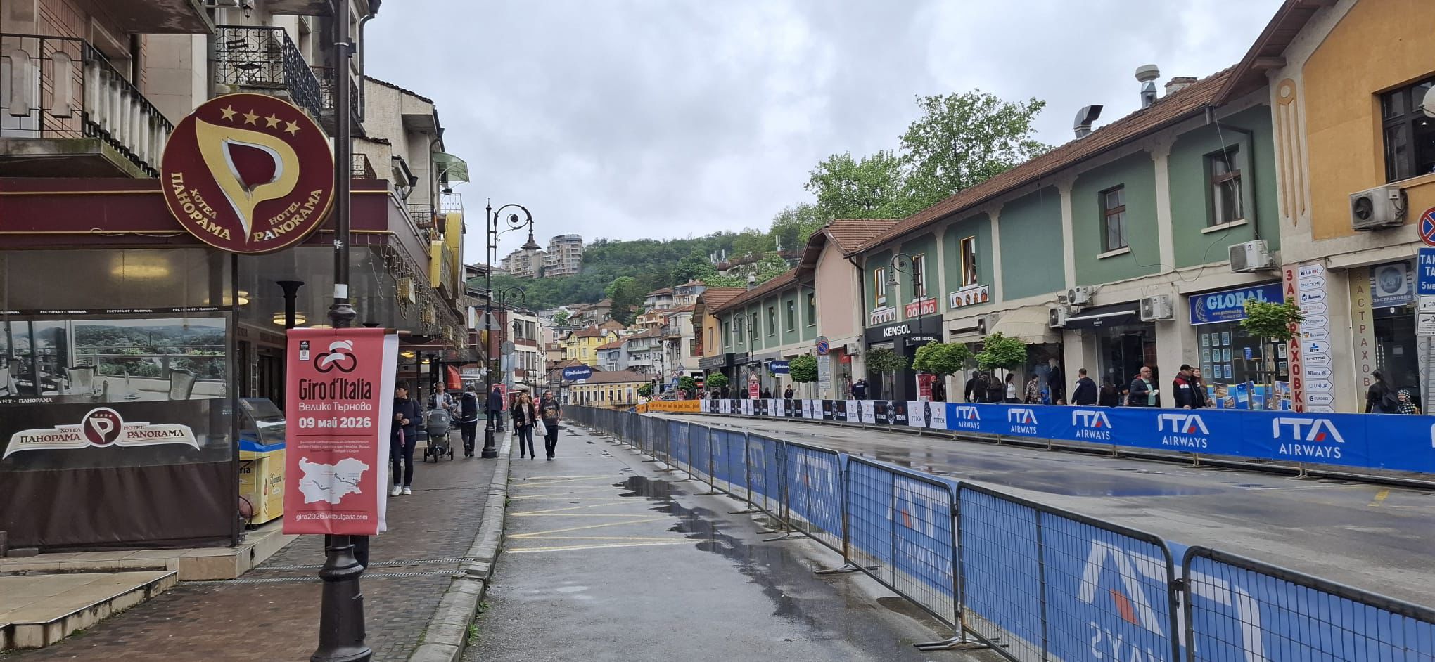 Sute de români au venit să-l vadă pe Jonas Vingegaard la Veliko Tarnovo. Cine a câștigat etapa a doua din Bulgaria, după căzătura masivă din final